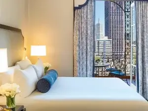 Hotel bead with view to San Francisco Downtown