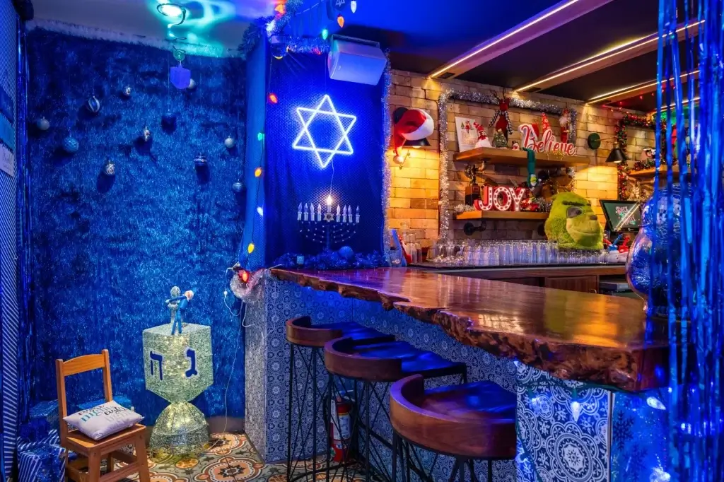 Deck the Halls, Pop-Up Bars