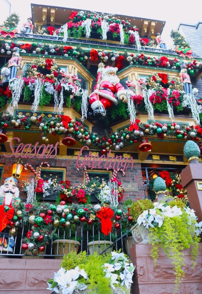The Tom & Jerry House (Castro), Christmas Light